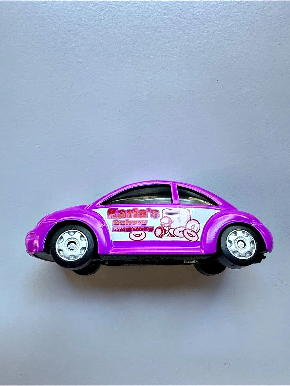 Maisto Volkswagen New Beetle Karla's Bakery Delivery Purple Toy Car